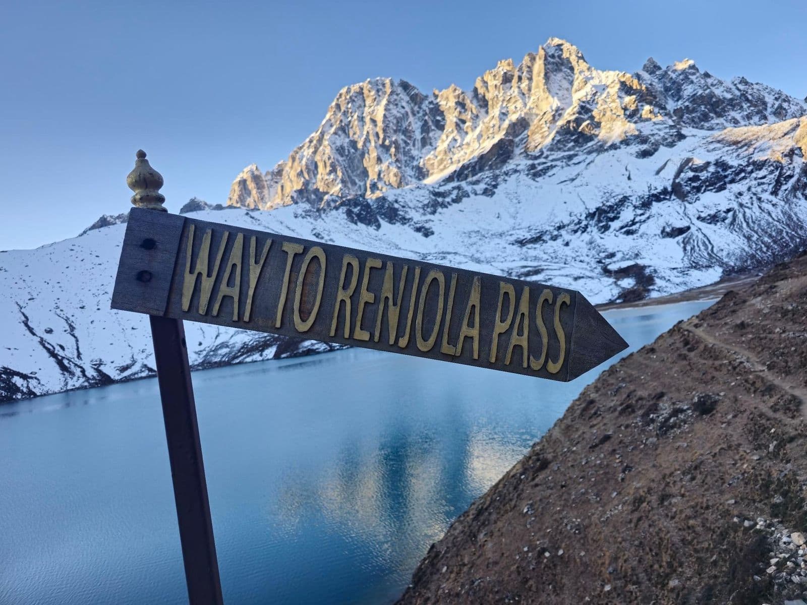 Way to Renjo La Pass signpost above a frozen lake